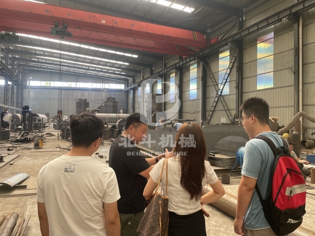 北斗機械實力引客！客戶實地考察炭化爐